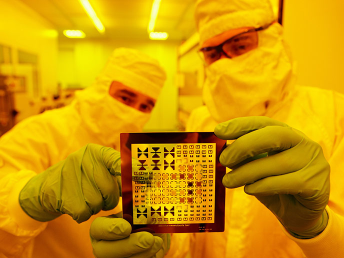 3D_Applications_Waferinspektion_6_Photomask-Inpsection-in-clean-room_768_Linking
